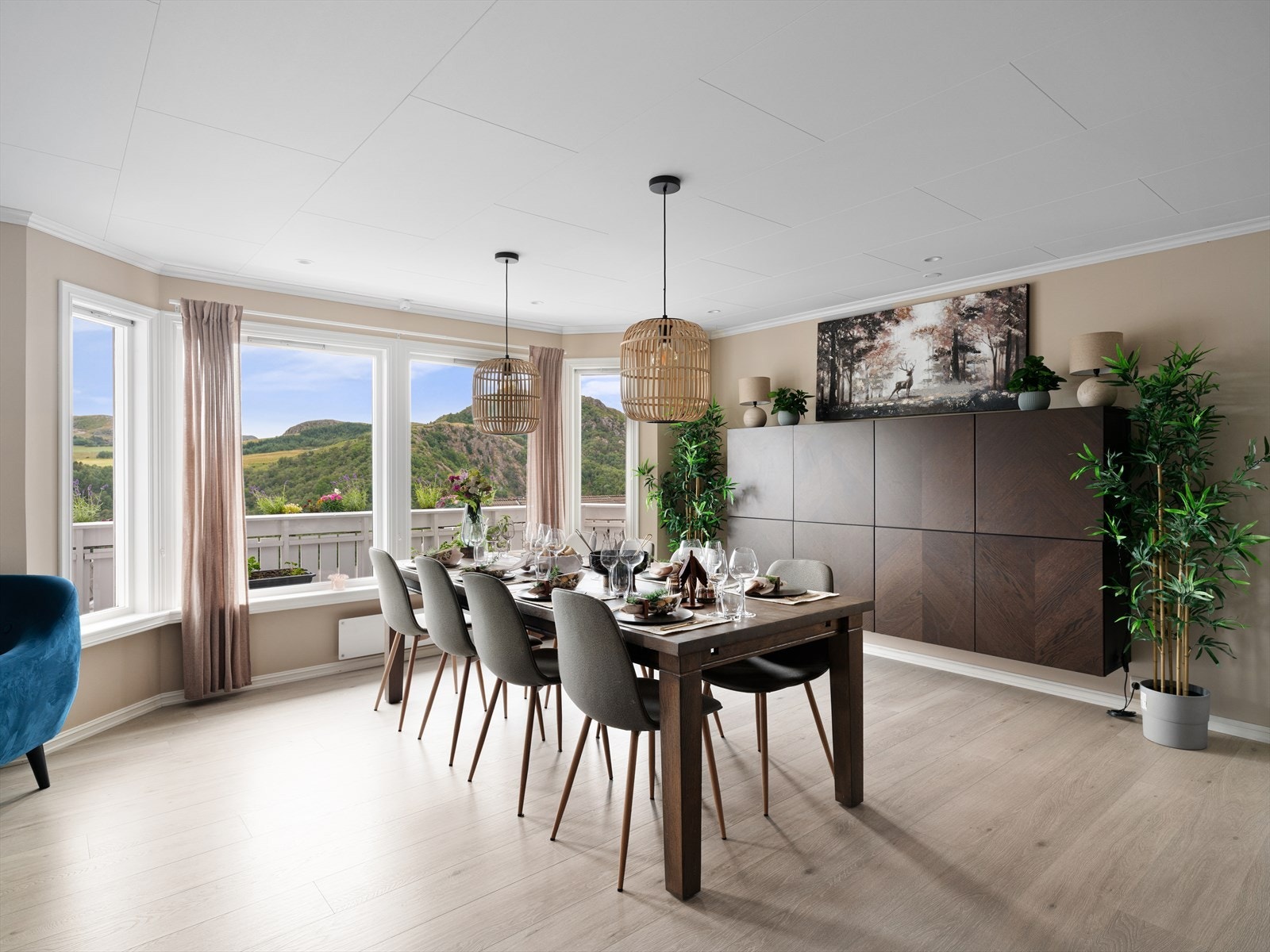 God plass til et stort spisebord for familie og gjester. Galleribilde