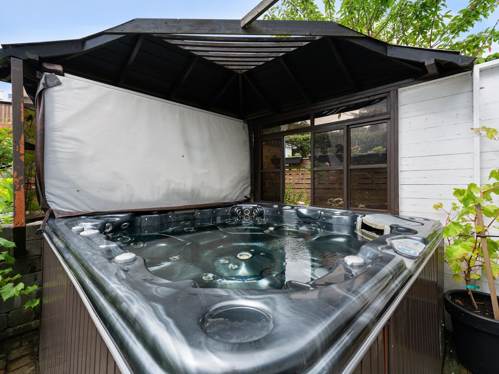 Jacuzzien setter prikken over i-en på det flotte uteområdet. Galleribilde