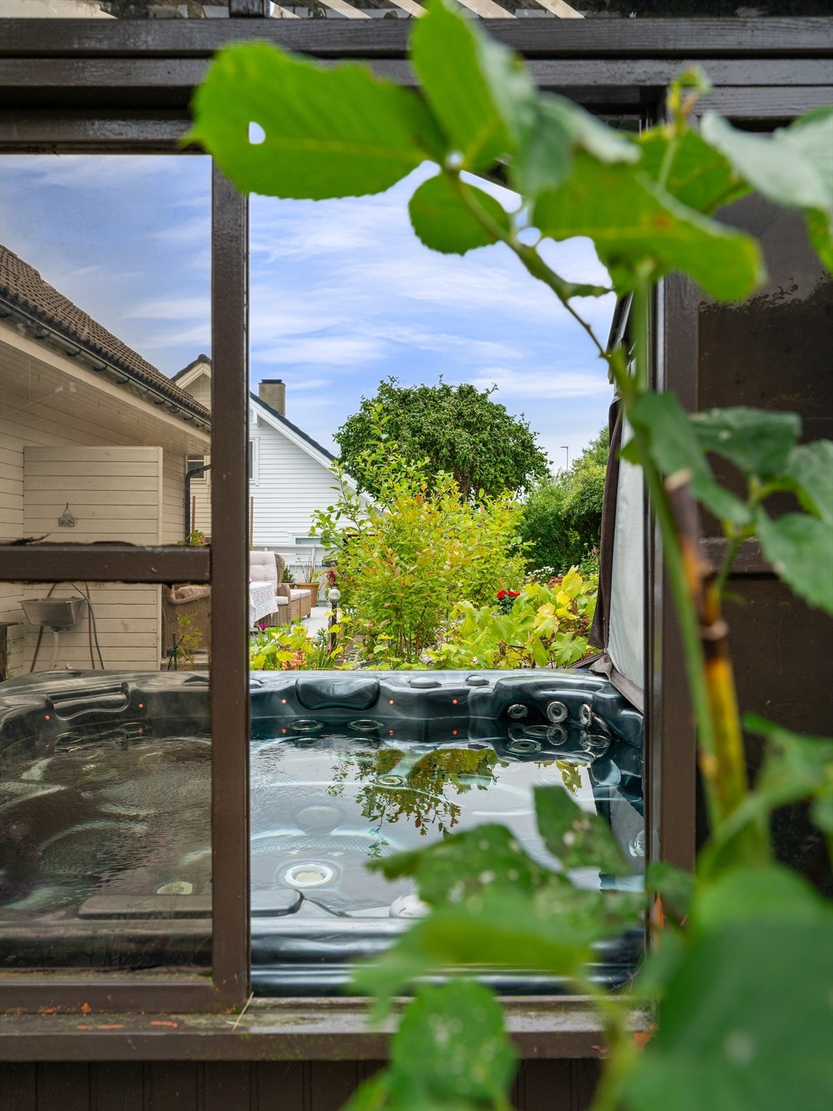 Jacuzzien følger med salget - perfekt for avslappende stunder året rundt. Galleribilde