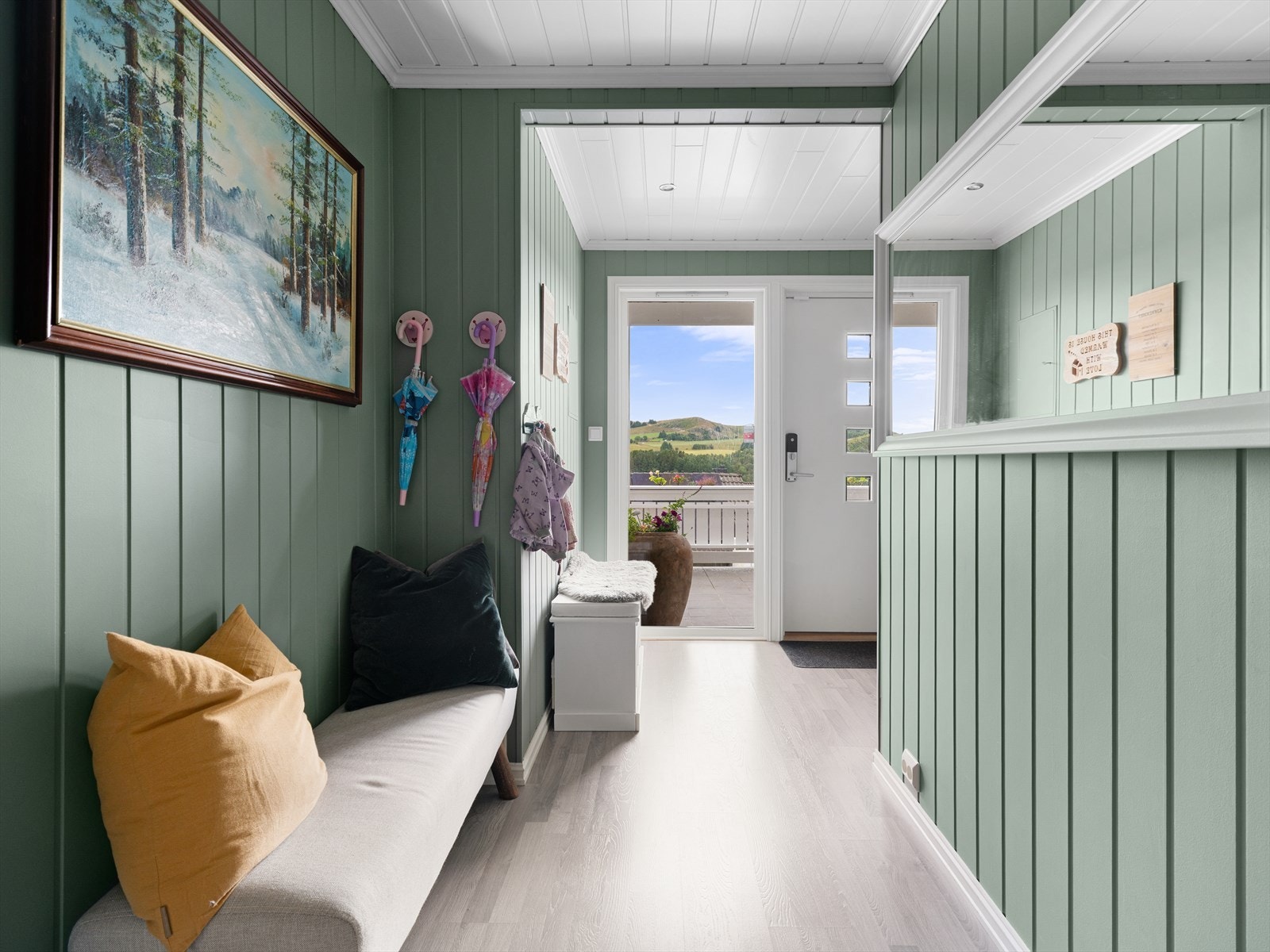 Velkommen inn i en romslig og innbydende gang med gode muligheter for oppbevaring. Galleribilde