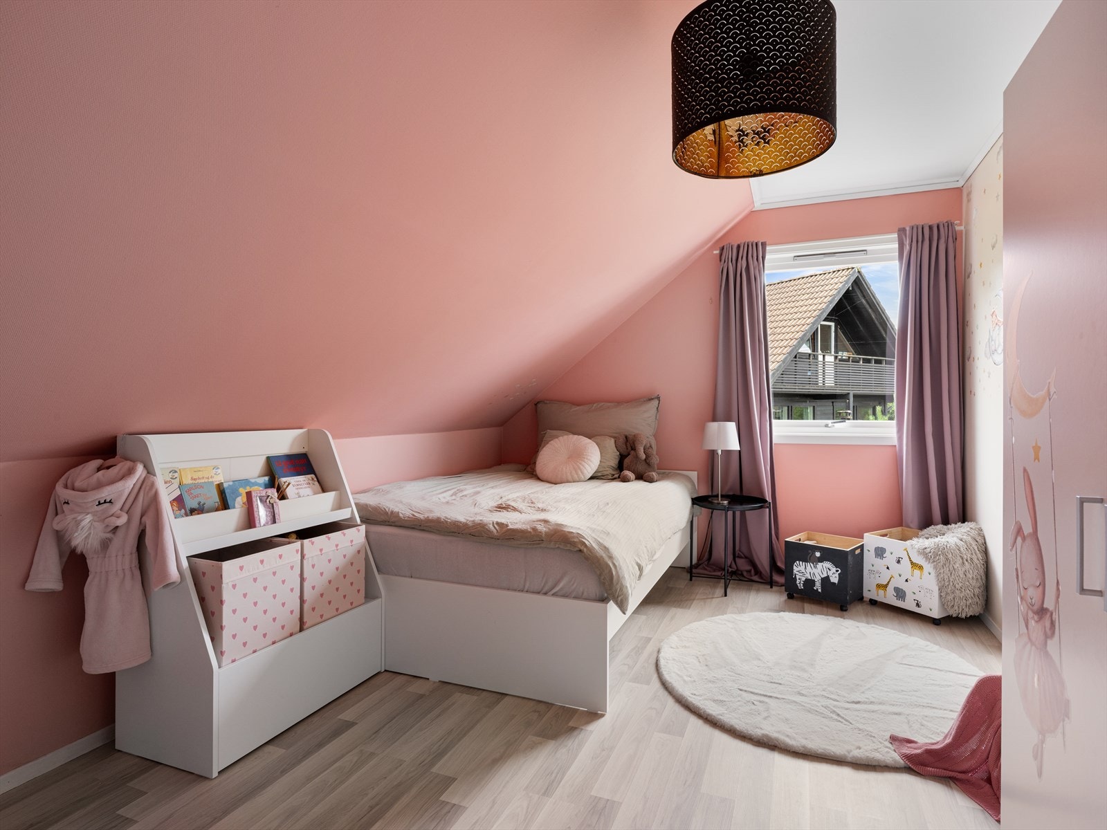 Et lyst og trivelig rom - perfekt som barnerom, gjesterom eller hjemmekontor. Galleribilde