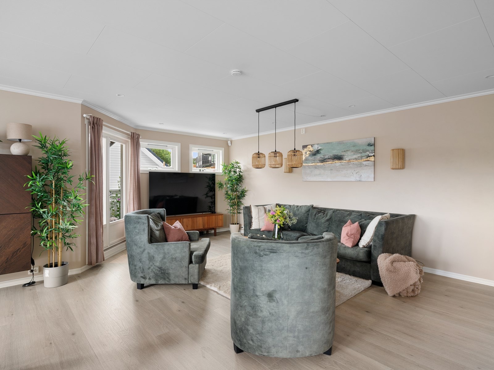 Fra stuen er det direkte utgang til den innglassede balkongen. Galleribilde