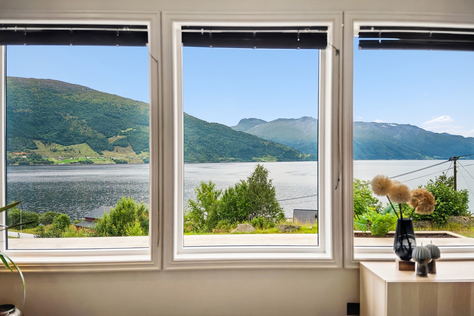 Utsikt til fjord og fjell Galleribilde