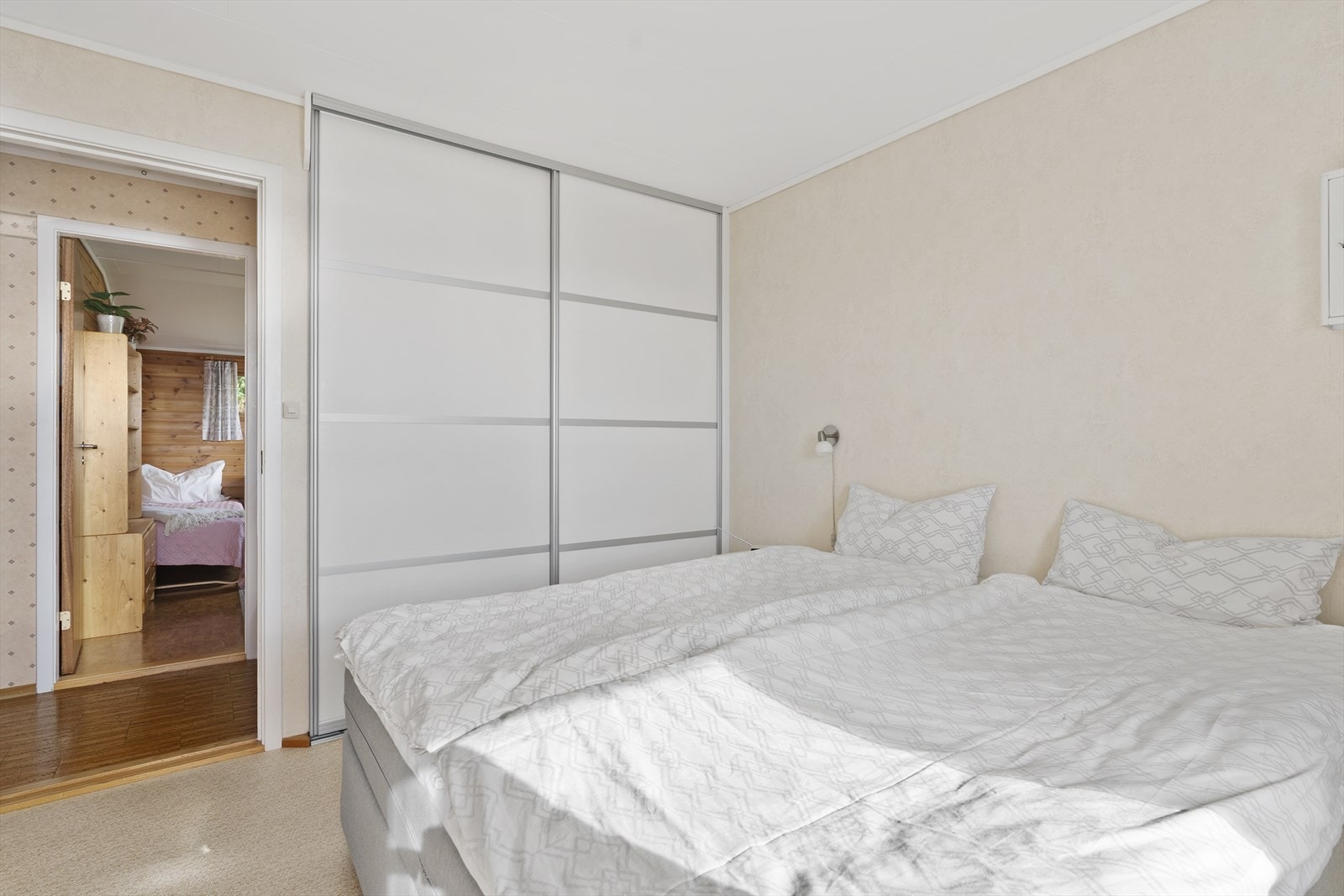 Soverommet har en romslig skyvedørsgarderobe for effektiv oppbevaring. Galleribilde