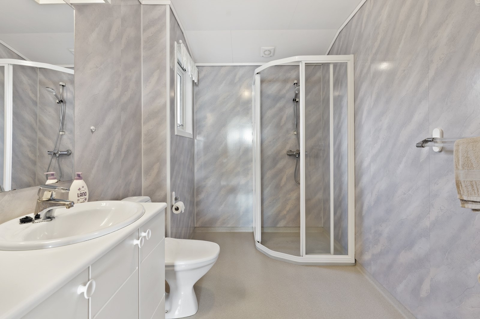 Badet i hovedetasjen Galleribilde
