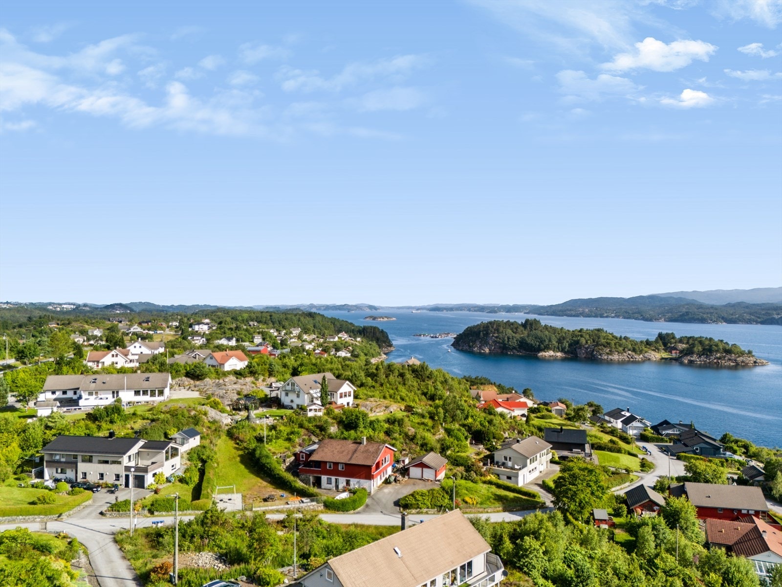 Eiendommen ligger i et etablert boligområde på Foldrøy. Galleribilde