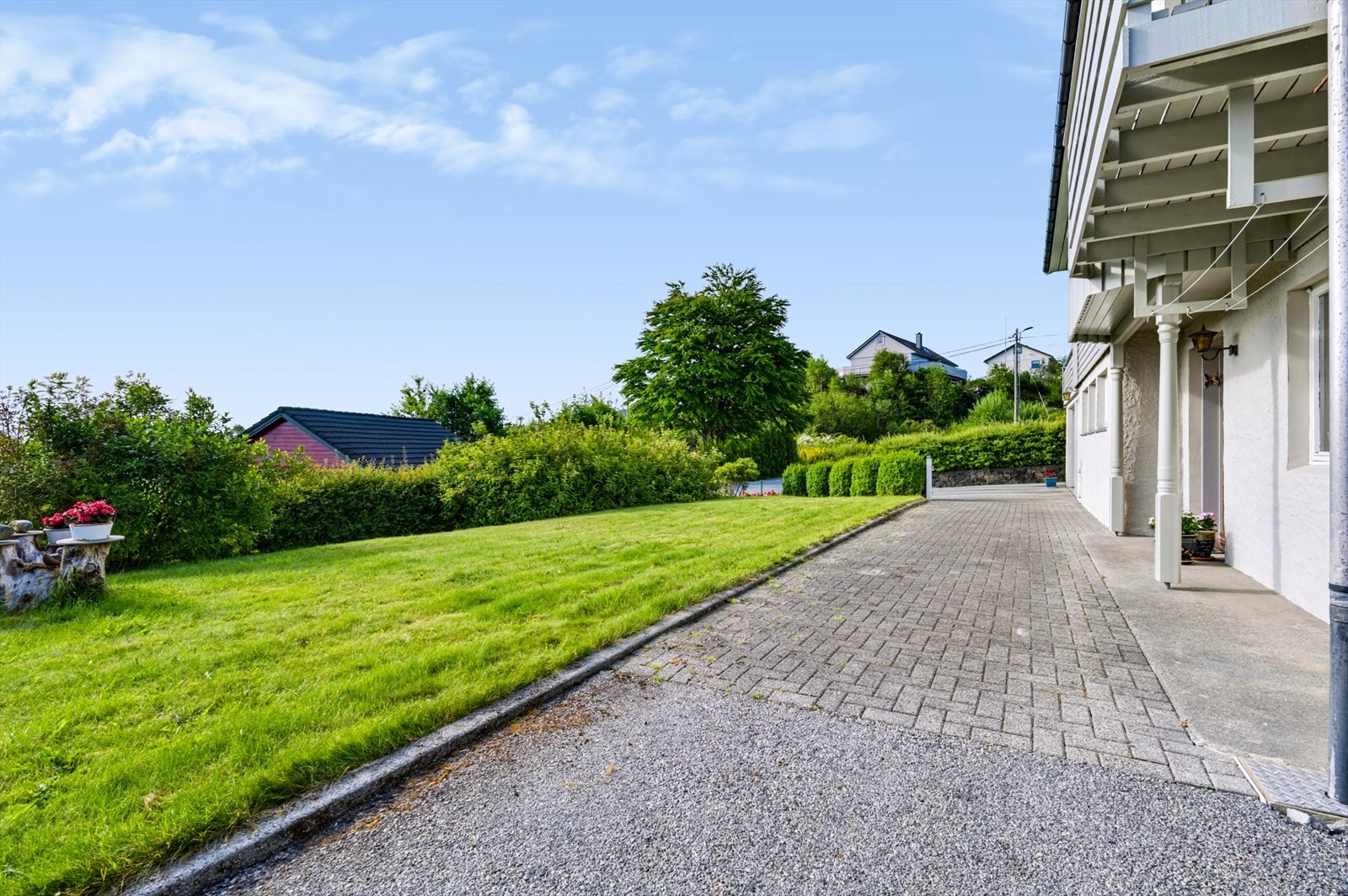 Pent opparbeidet gårdsplass og hage. Galleribilde