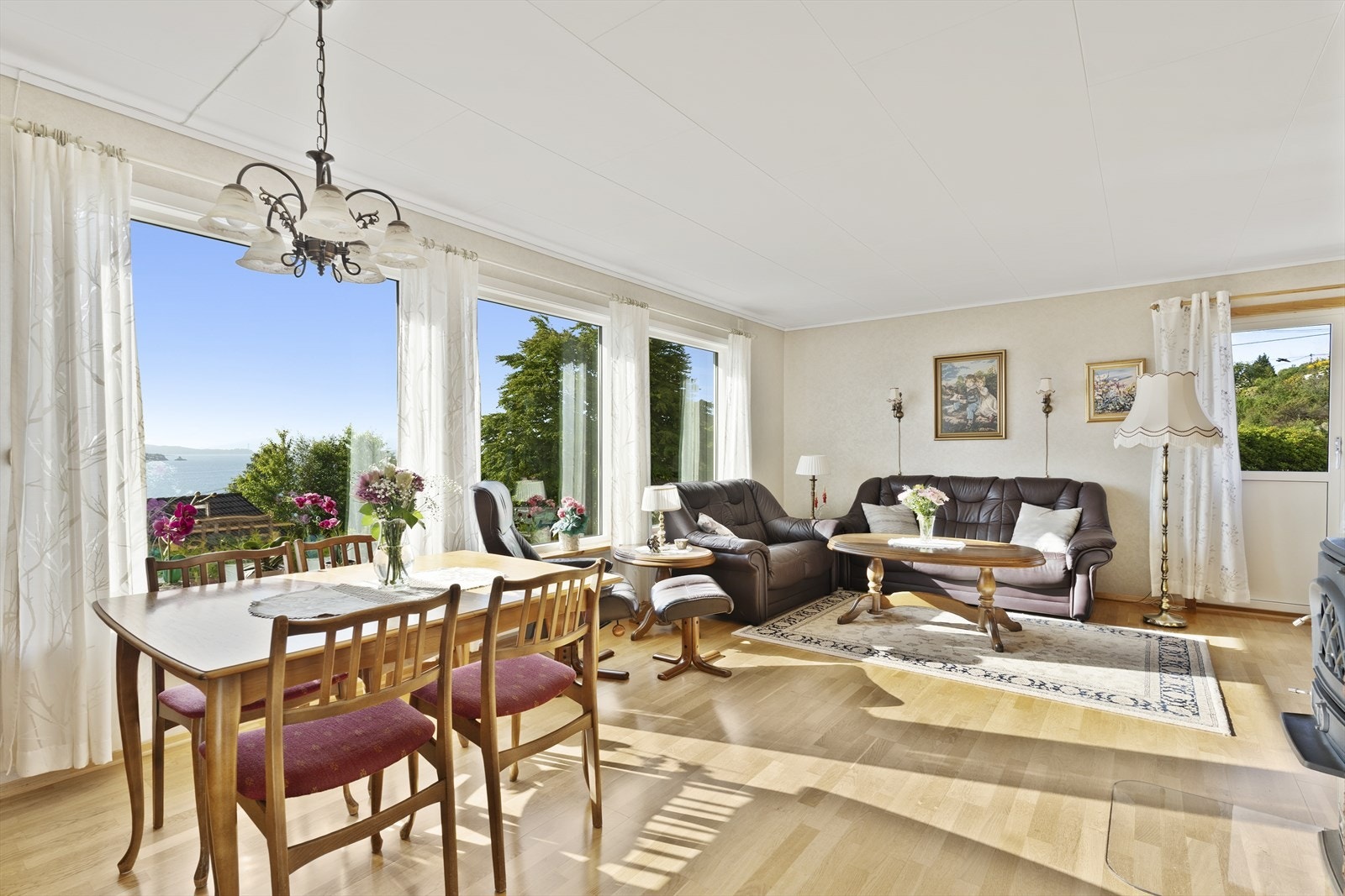Stuen har god plass til både spisebord og en romslig sofagruppe. Galleribilde