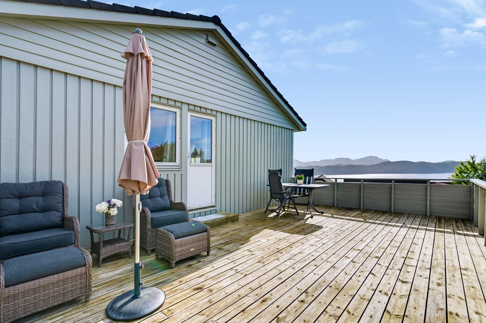 Fra terrassen er det flott utsikt over nærområdet og sjøen. Galleribilde