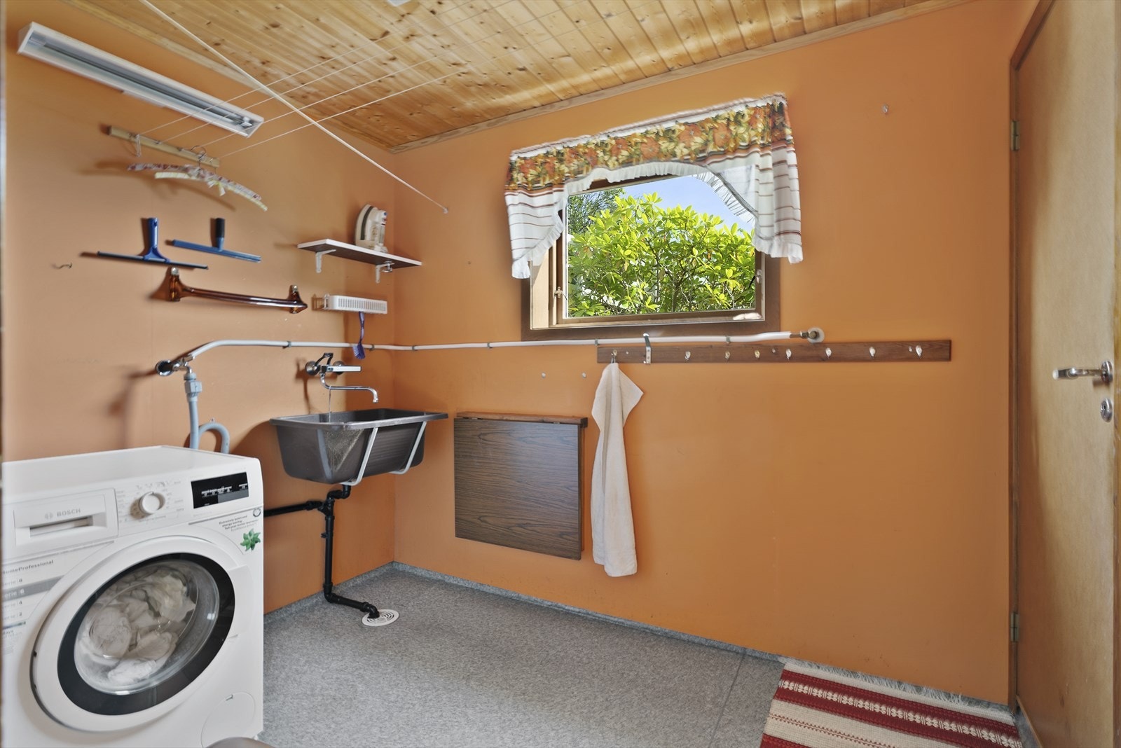 Separat vaskerom i kjelleren med opplegg for vaskemaskin og skyllekar. Galleribilde
