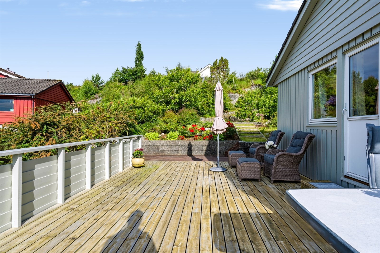 Stor terrasse på til sammen ca. 57 m² Galleribilde