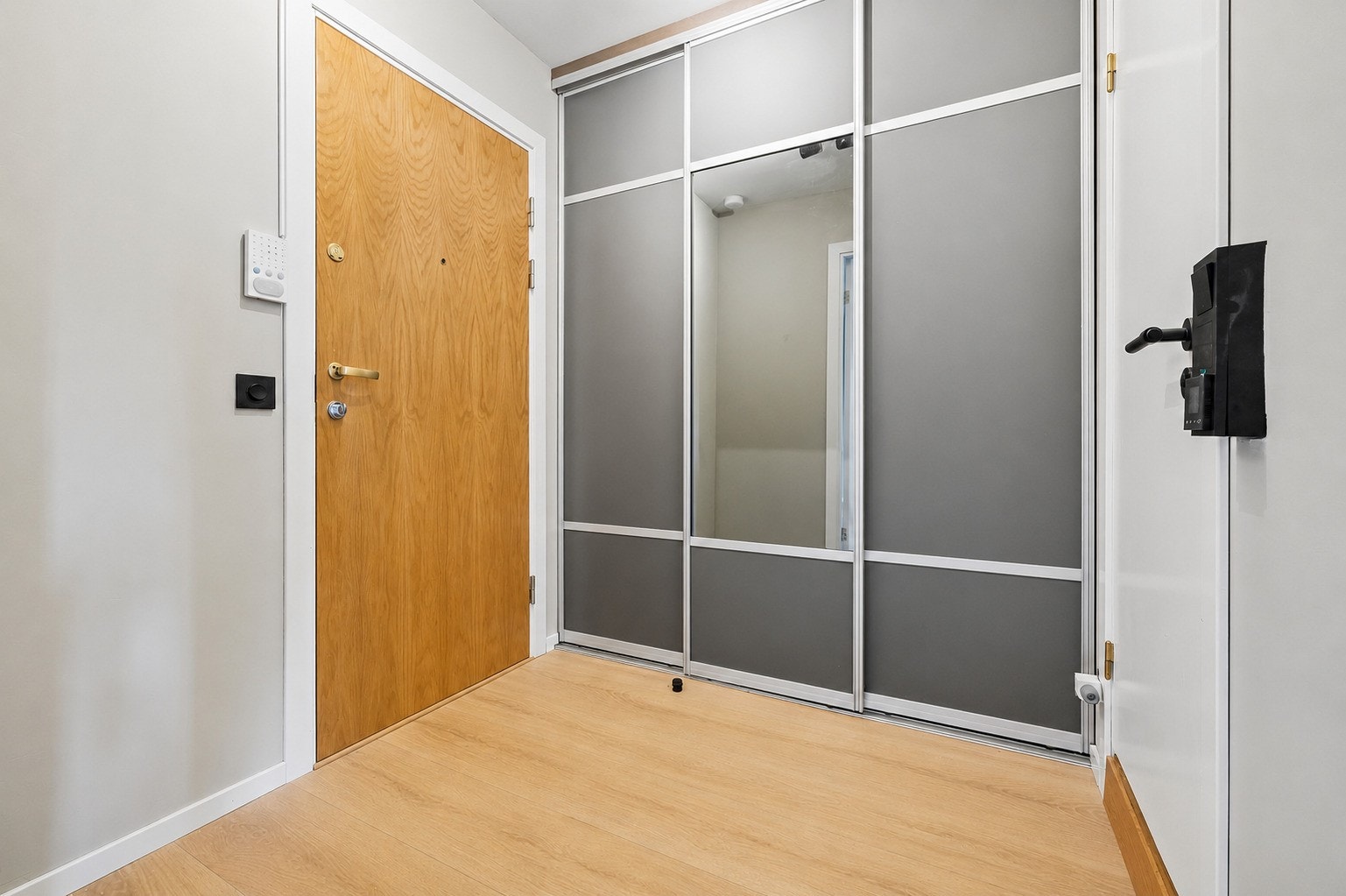 Entré med romslig skyvedørsgarderobe og gode oppbevaringsmuligheter. Galleribilde