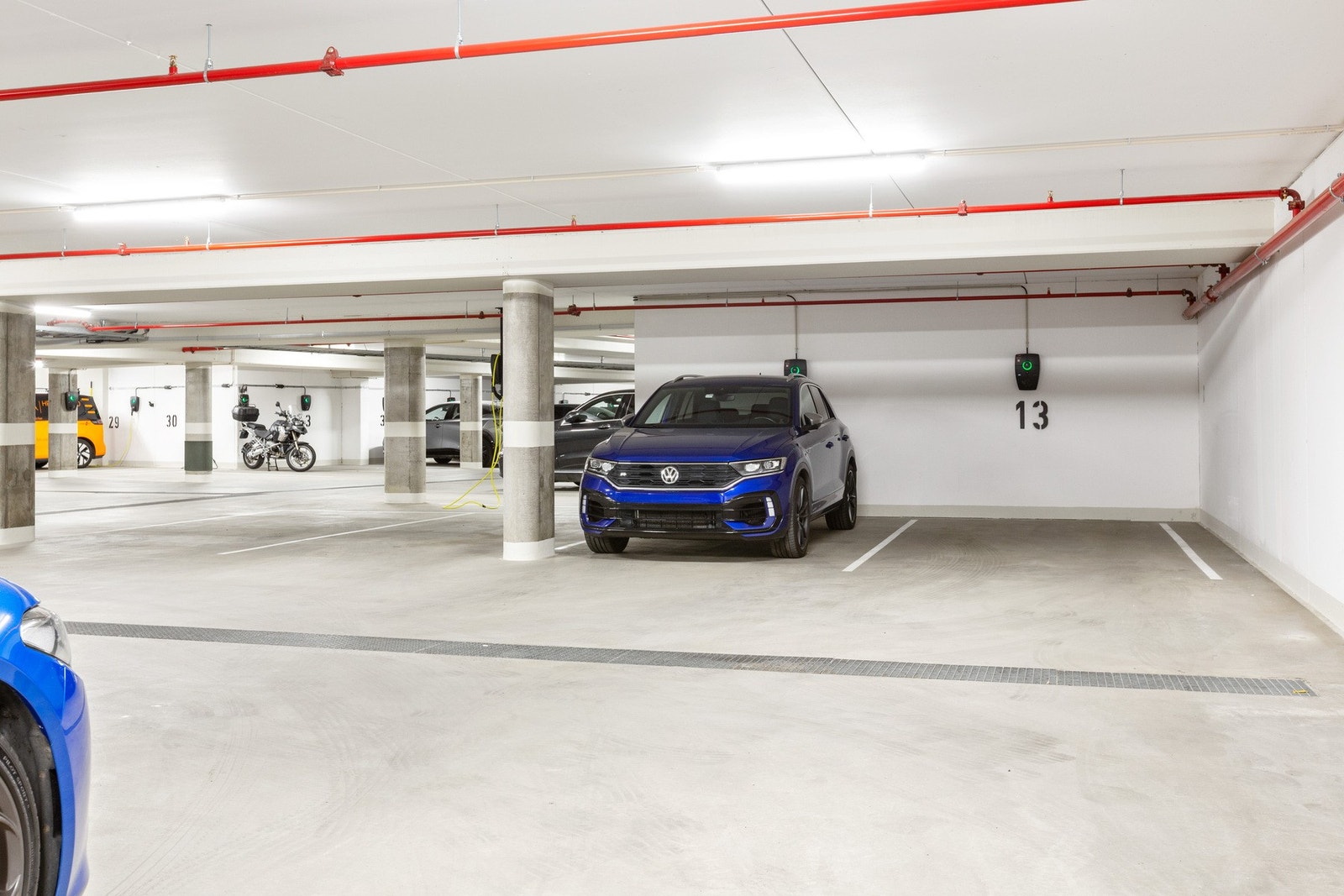 Det medfølger parkering i garasjeanlegg med elbil lader Galleribilde