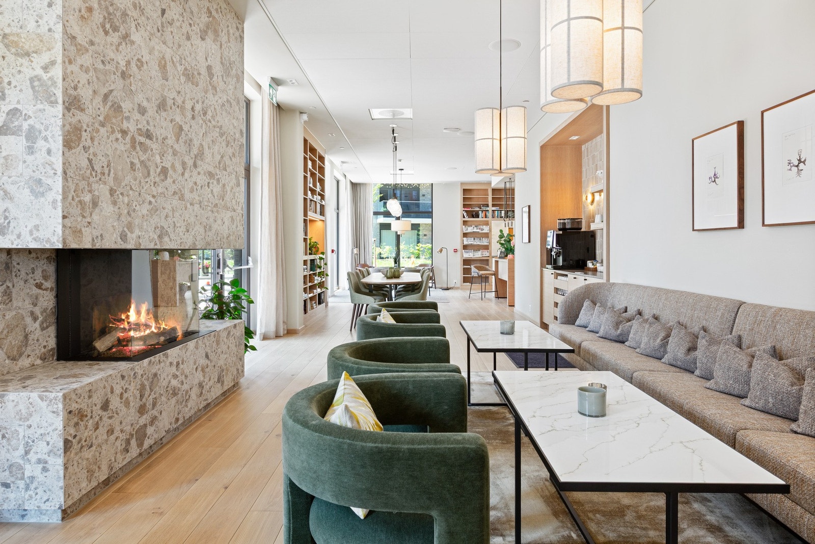 Lounge med kaffebar og ferske aviser Galleribilde