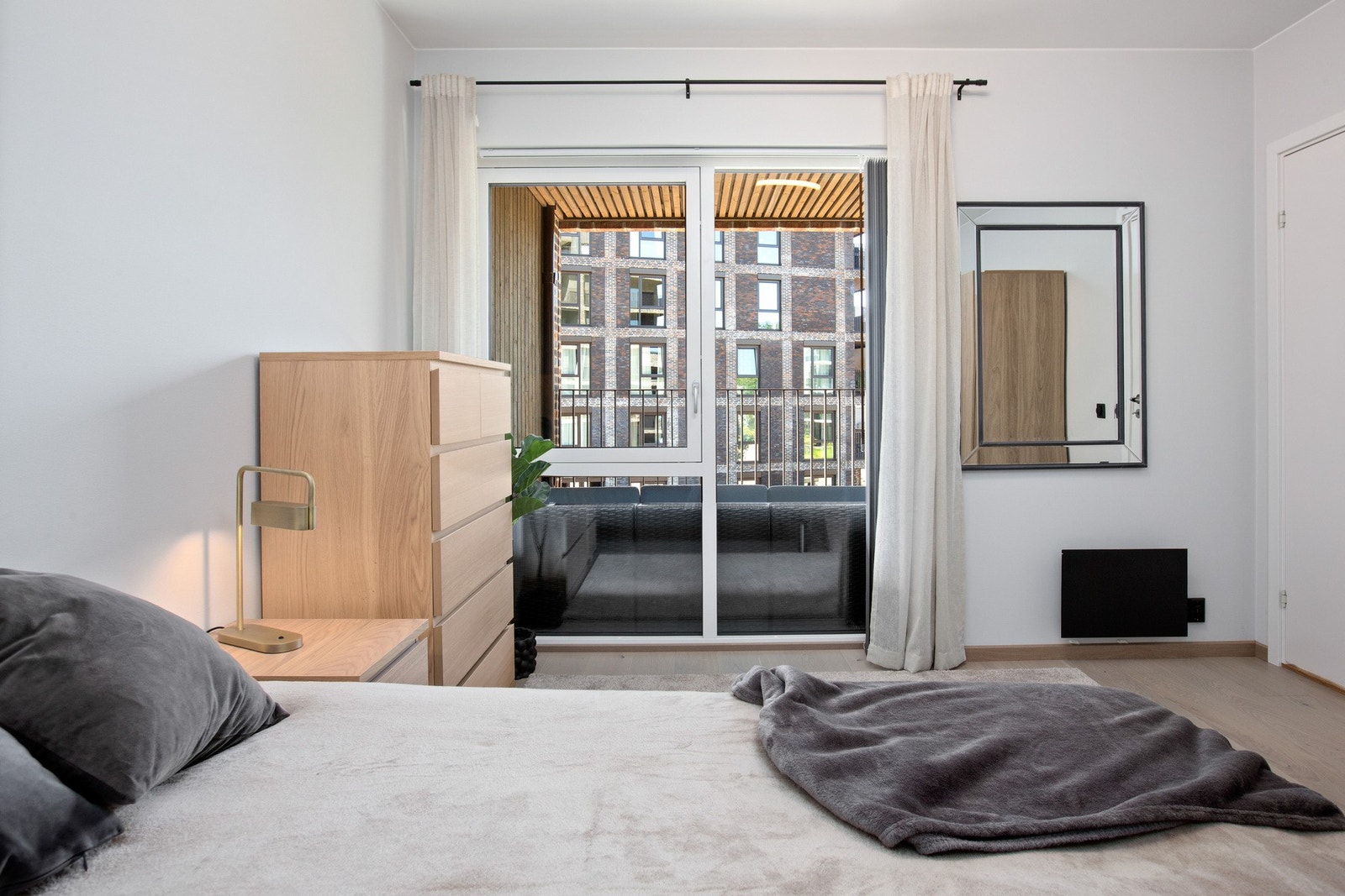 Store vindusoverflater som slipper inn rikelig med lys Galleribilde