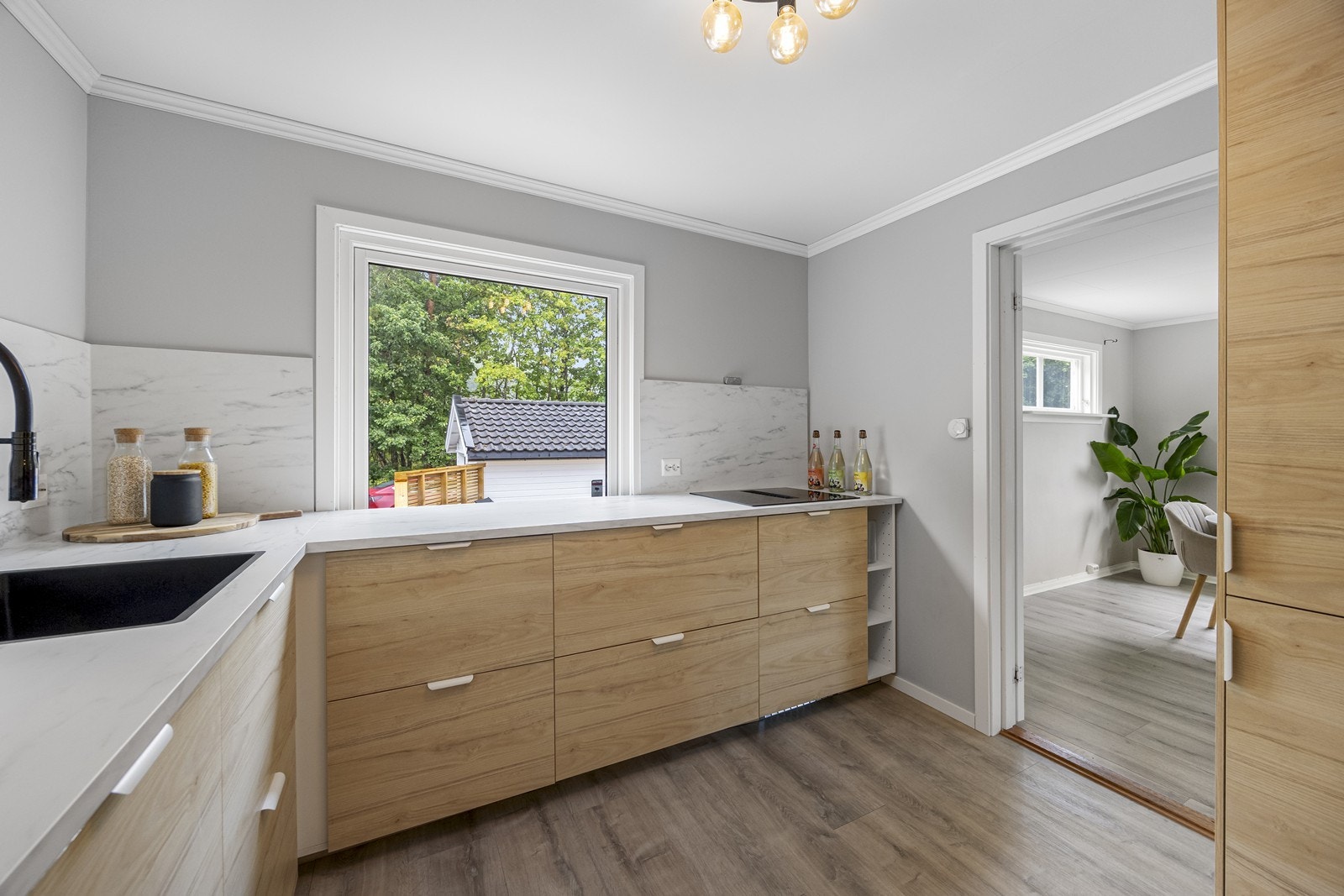 Ventilasjonen på kjøkkenet skjer via en kullfilterventilator. Galleribilde
