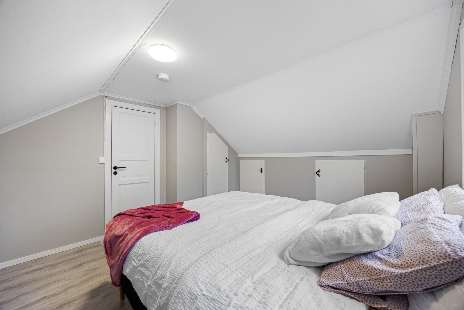 Rommet har plass til en dobbeltseng og har et skrånende tak, som kan bidra til en koselig atmosfære. Galleribilde