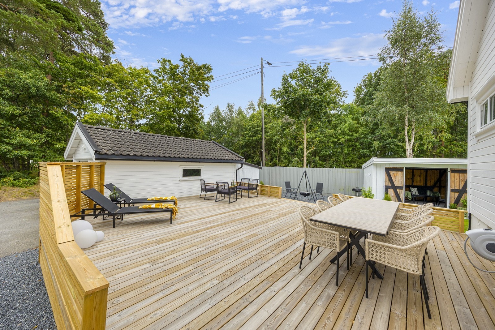Terrassen gir god plass til både spisegruppe og avslapning. Galleribilde