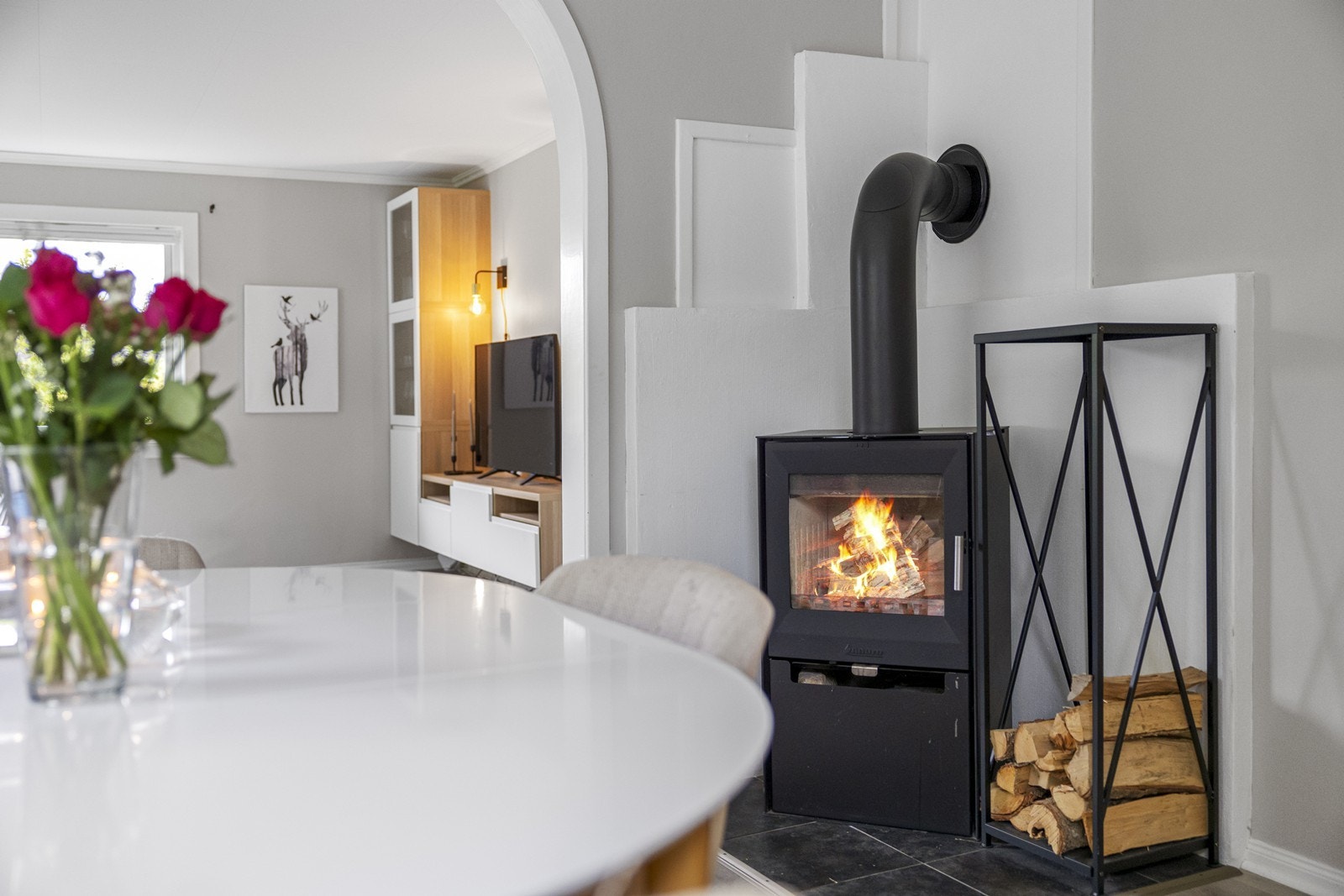 Vedovn i stuen gir mulighet for ekstra oppvarming og hygge. Galleribilde