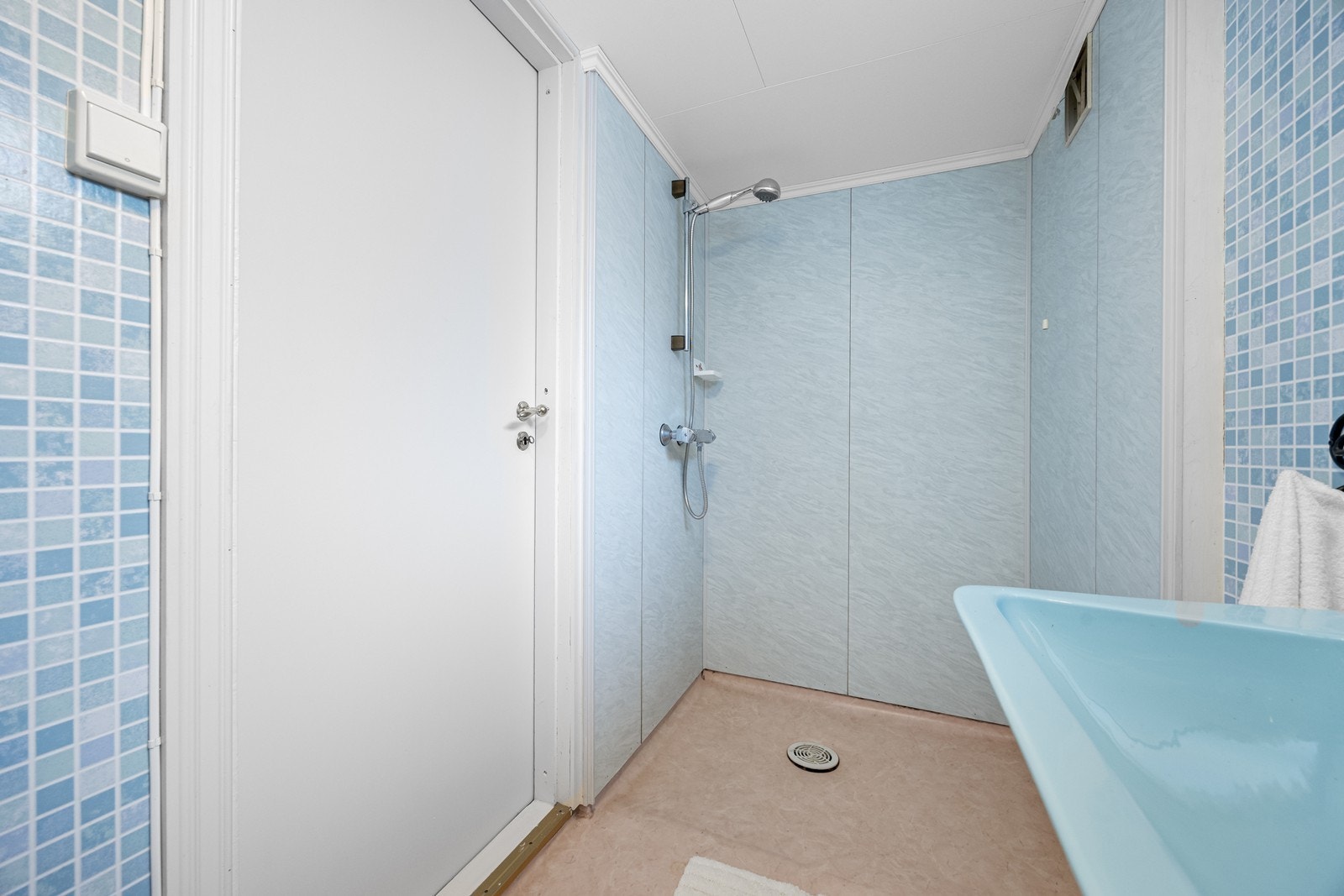 Badet har eldre våtromsplater og belegg, med behov for oppgradering for å møte dagens krav. Galleribilde
