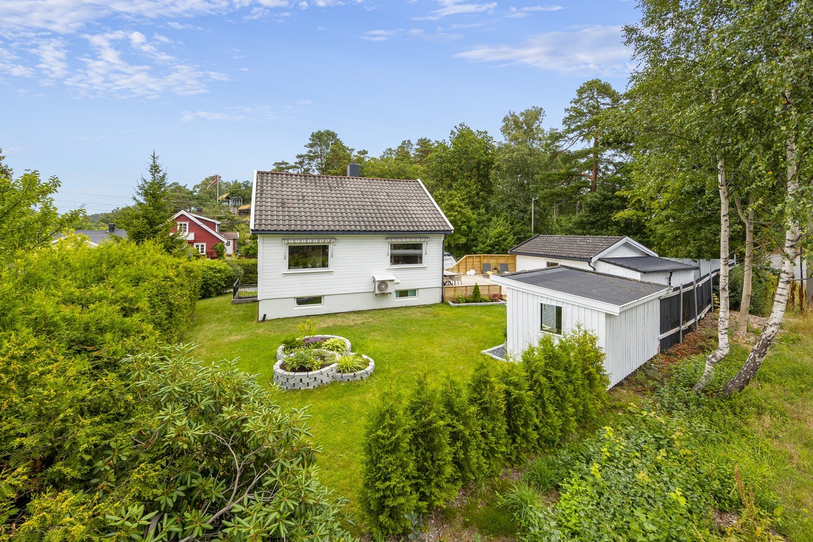 Eiendommen er omkranset av en romslig hage med mulighet for uteaktiviteter. Galleribilde