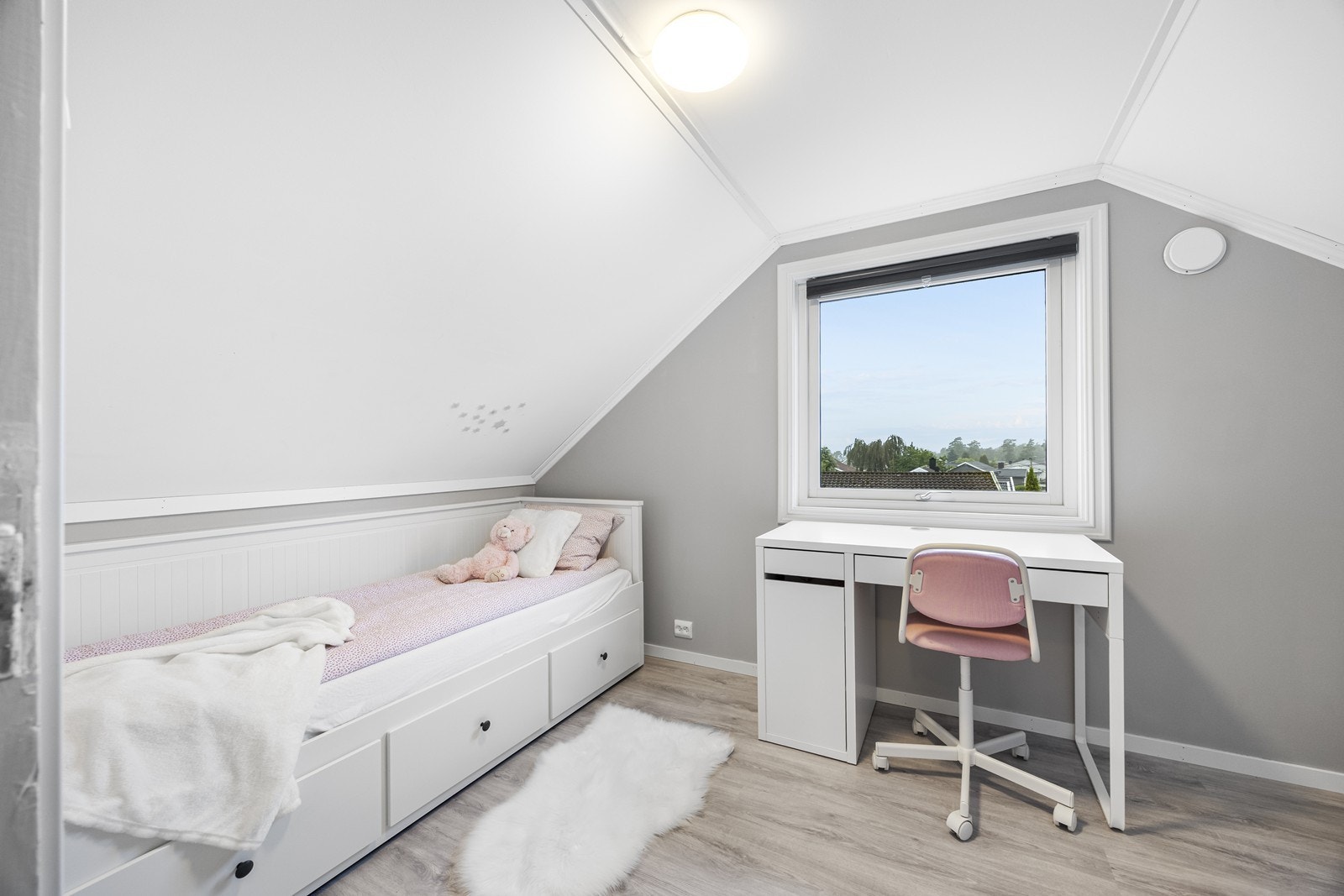Rommet er innredet med plass til seng og skrivebord, og har et skråtak som gir en unik følelse. Galleribilde
