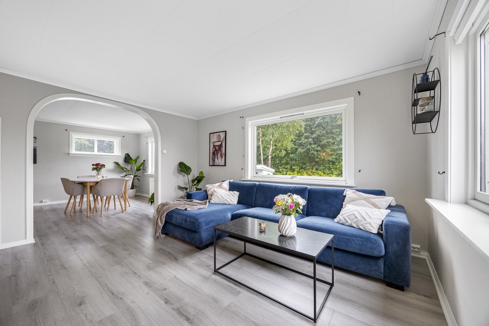 Stue med god plass til sofa og naturlig lysinnslipp fra store vinduer. Galleribilde