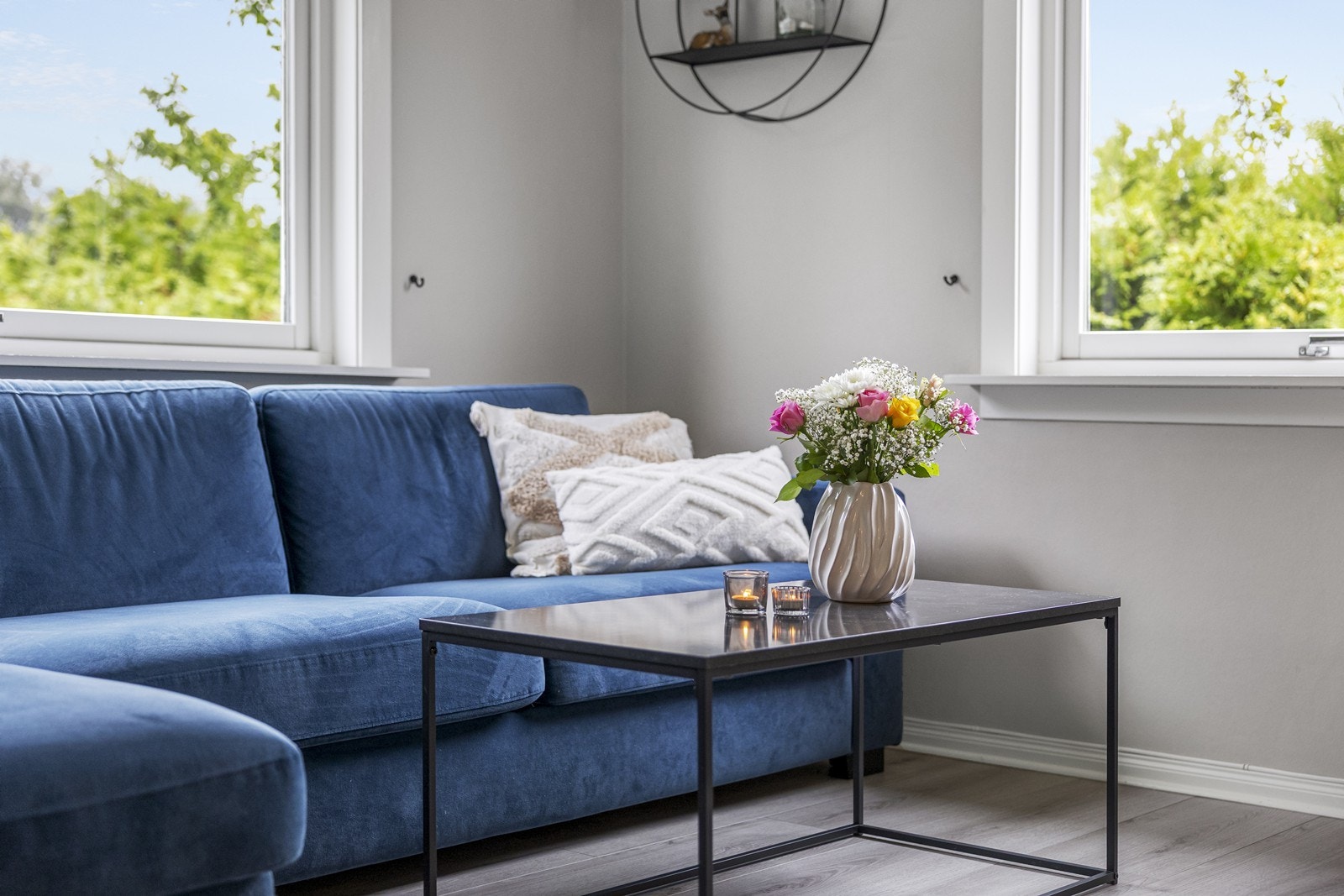 Store vindusflater i stuen gir godt lys og utsyn til omgivelsene. Galleribilde