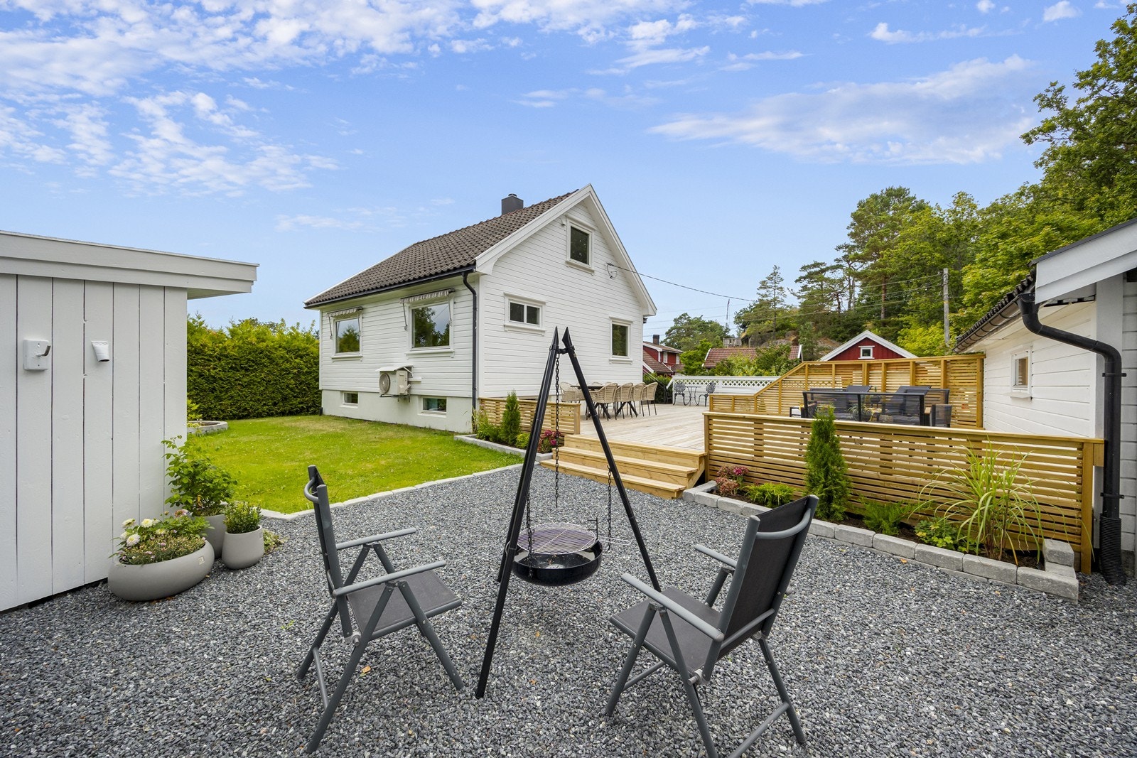 Eiendommen har et pent opparbeidet uteområde med gruslagt plass og sittemuligheter. Galleribilde