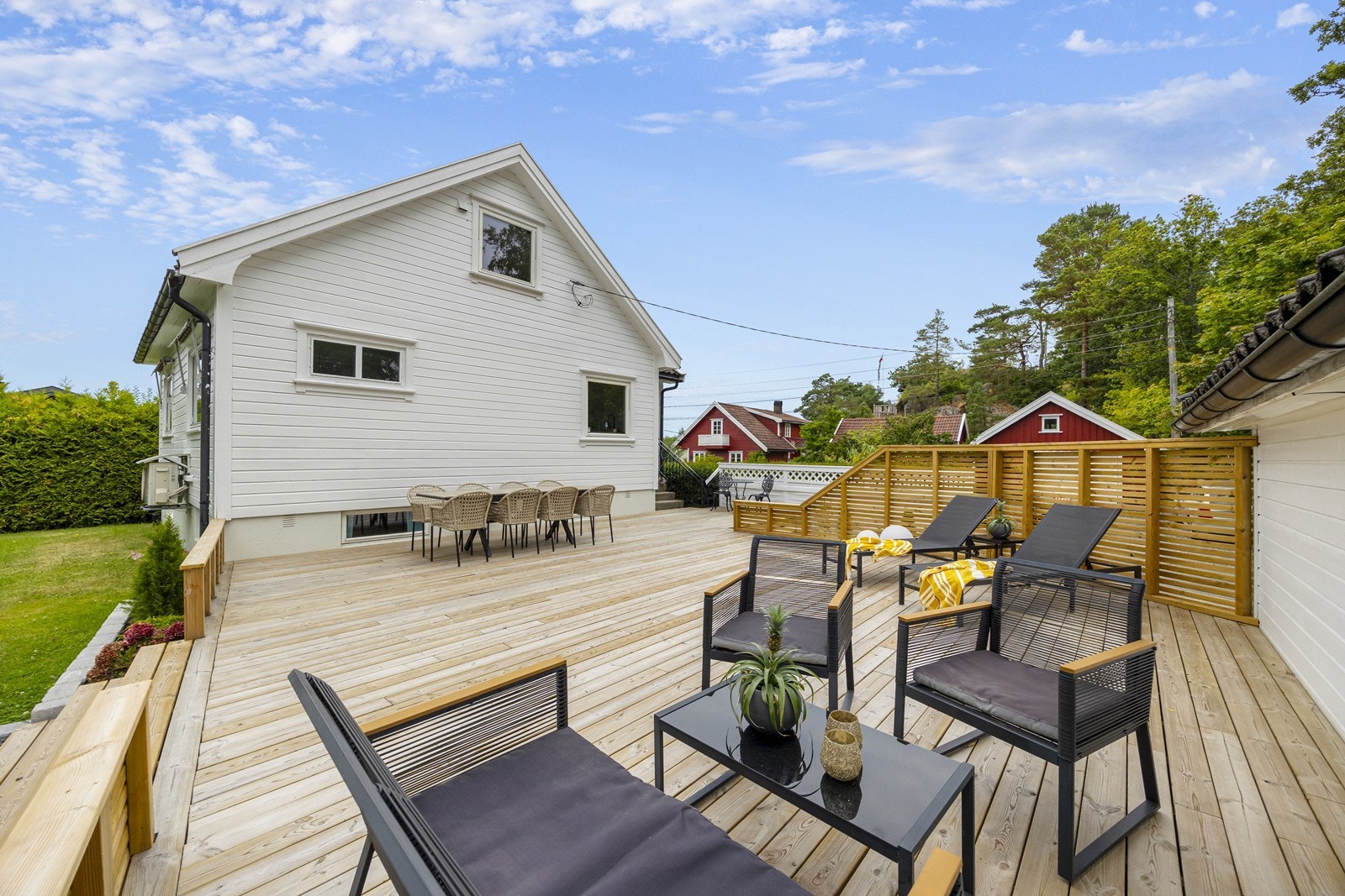 Stor terrasse med plass til utemøblering og hyggelig samvær. Galleribilde