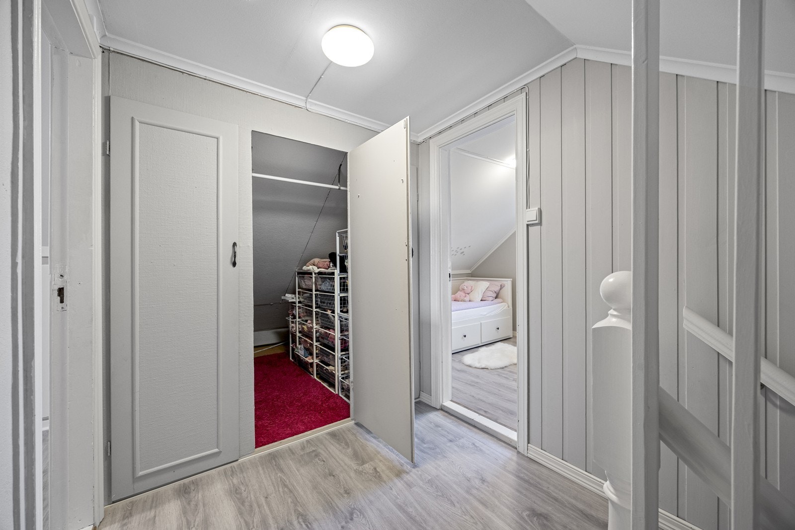 Praktisk garderobeløsning i tilknytning til soverom og gang. Galleribilde
