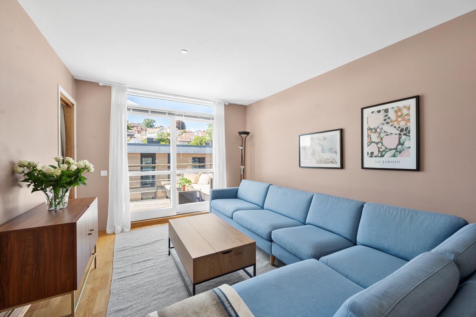 Stuen har god plass til en stor sofagruppe og rikelig med dagslys. Galleribilde