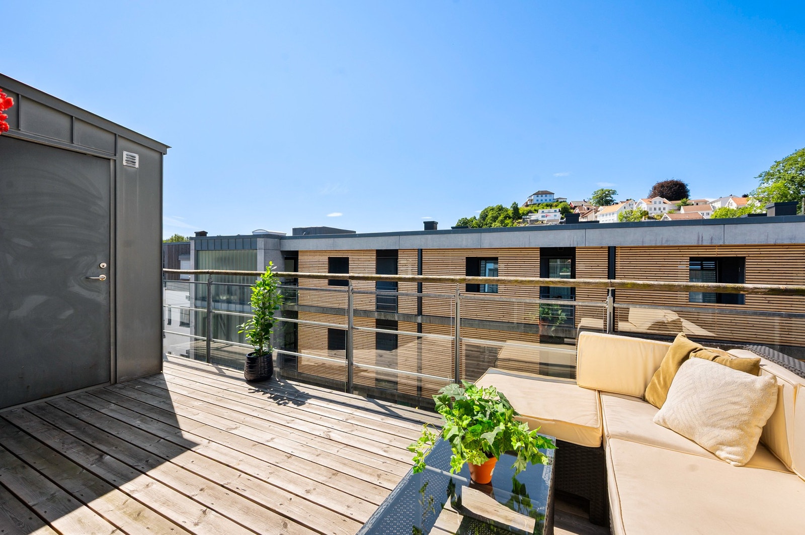 Her er det god plass både ute og i boden - terrassen byr på uterom og smart oppbevaring i ett. Galleribilde