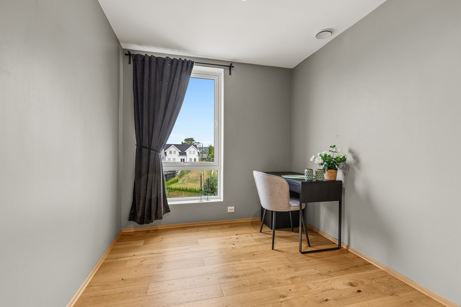Soverom 2 med plass til både seng og garderobeløsning Galleribilde