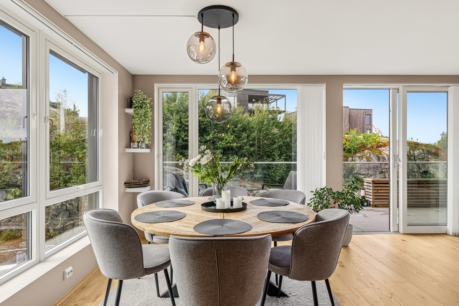 Spisebord med god plass til familie og venner Galleribilde