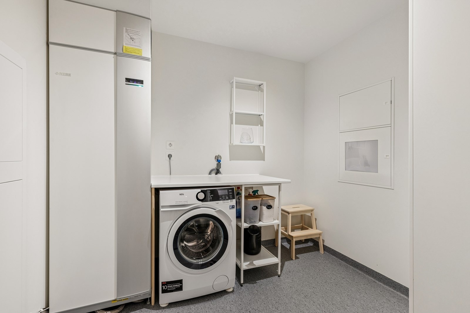 Praktisk vaskerom / teknisk rom med opplegg til vaskemaskin, tørketrommel. Galleribilde