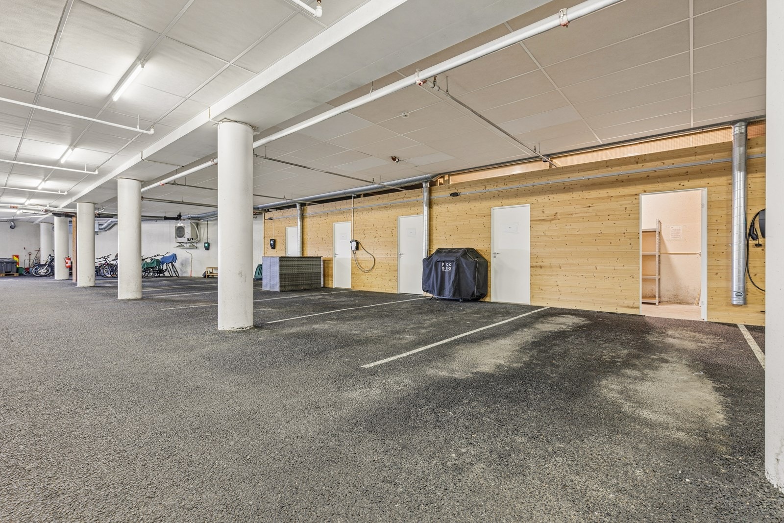 Fast parkeringsplass i kjeller med tilhørende bod på 6 kvm og muligheter for EL-bil lader. Galleribilde