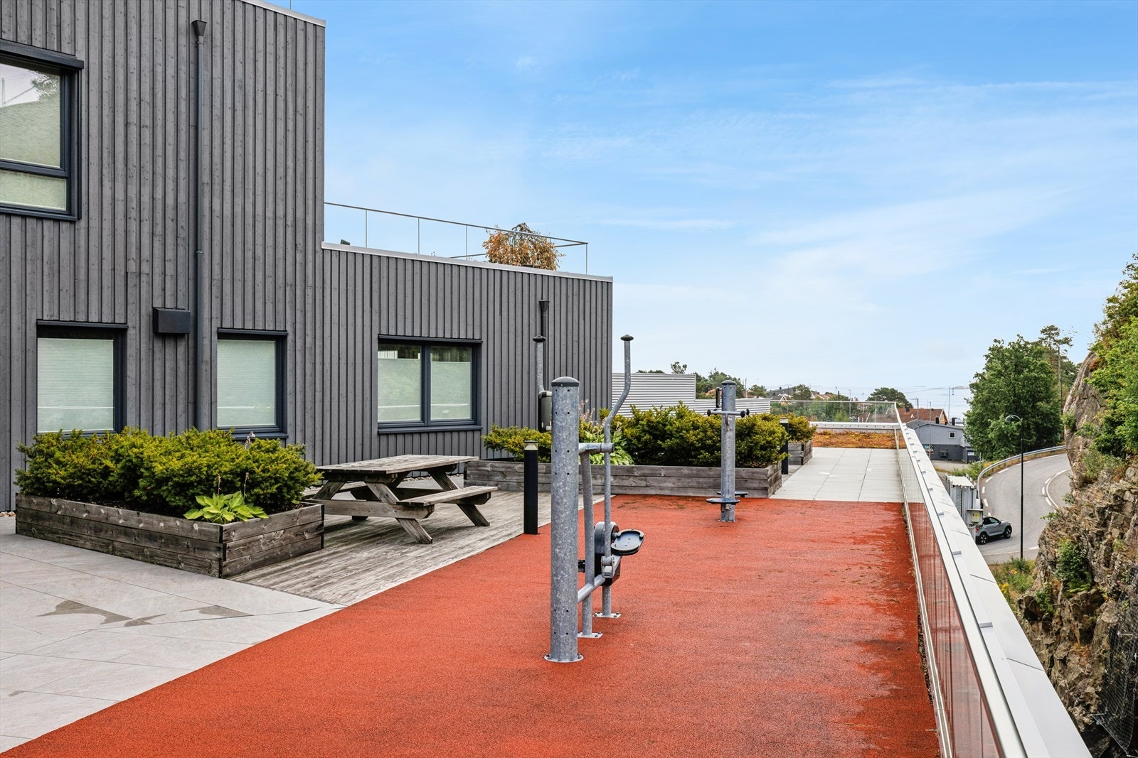 Fellesområdet er pent opparbeidet med diverse beplantning og treningsapparater. Galleribilde