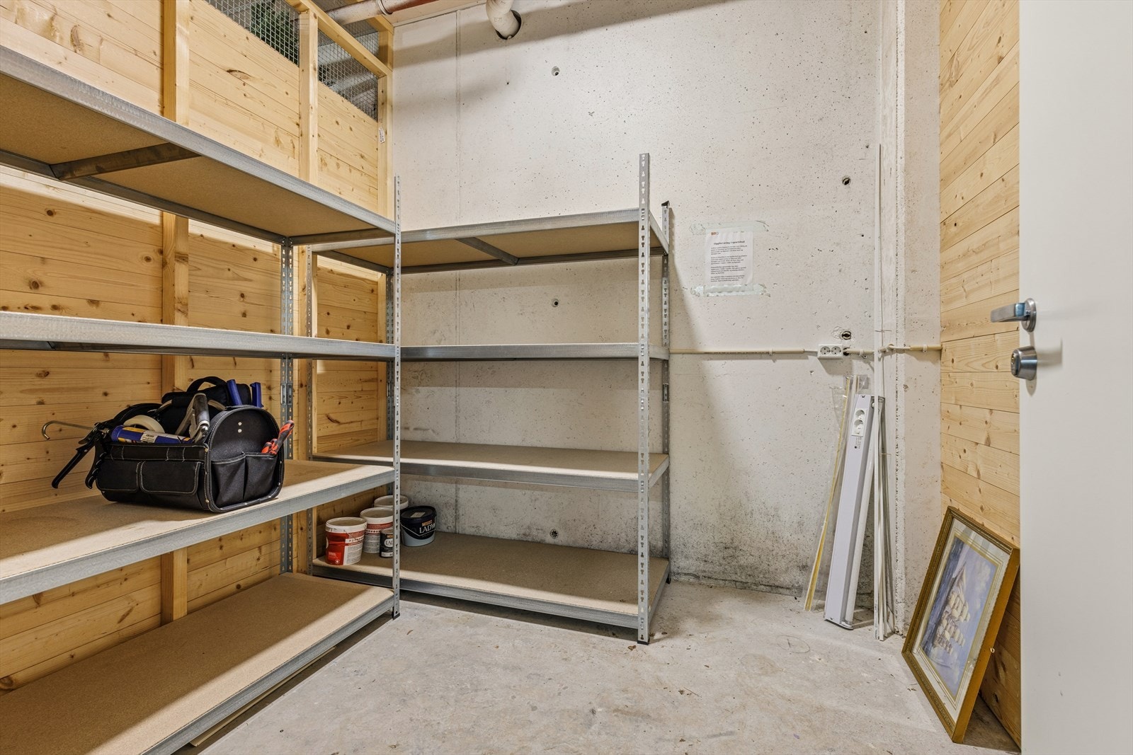 Boden har stikkontakt og godt med lys i rommet Galleribilde