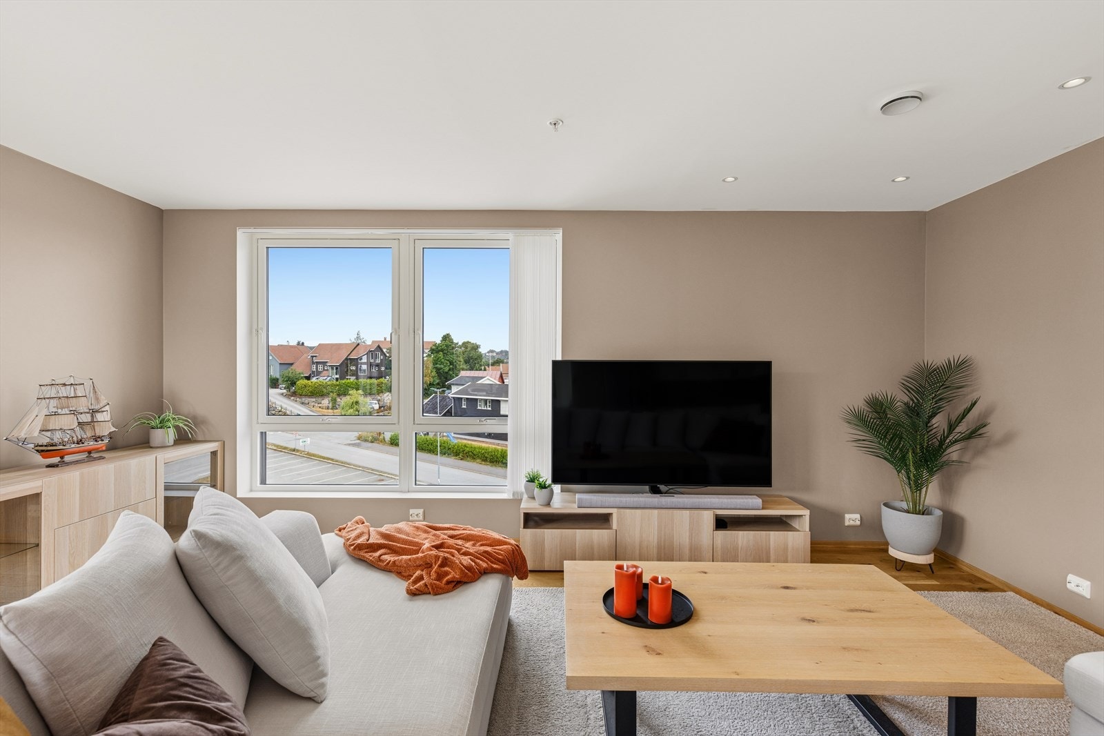 Stuen har rikelig med plass til både sofa-krok og spisebord Galleribilde