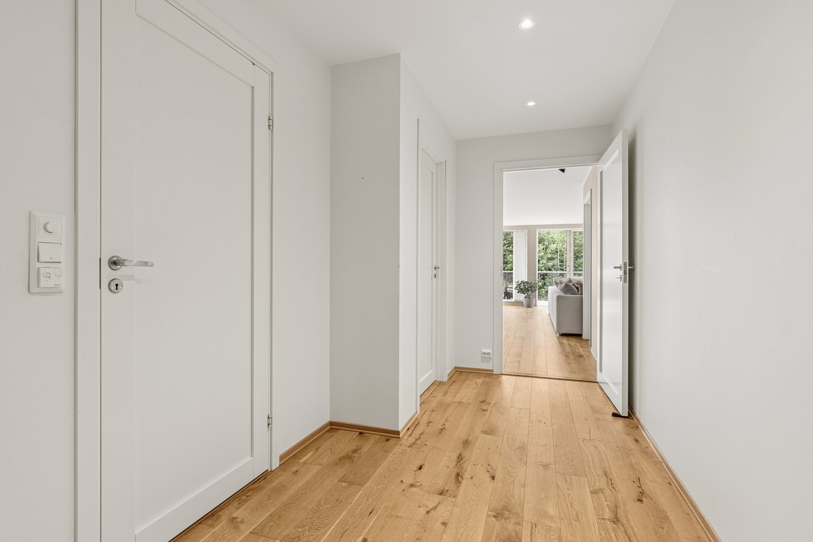 Velkommen inn - her blir du møtt av en romslig og lys entré med god plass til oppheng og praktisk vaskerom/bod for oppbevaring Galleribilde
