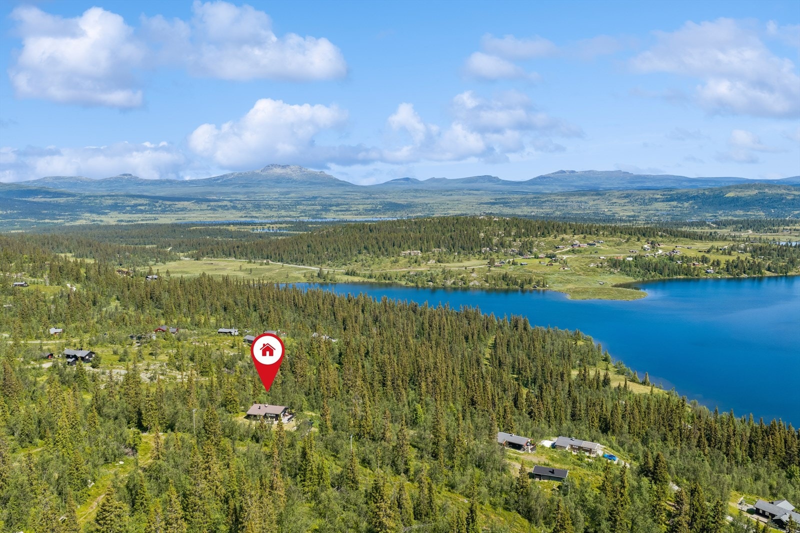 Hytta ligger naturskjønt til i et rolig hytteområde, med flotte solforhold og en vakker østvendt utsikt mot Rennsennvatnet og de omkringliggende fjellområdene. Galleribilde