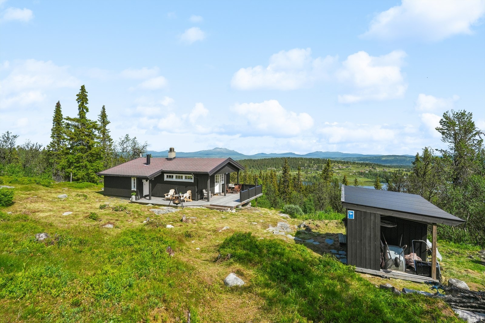 På eiendommen står det også en praktisk bod som gir god lagringsplass til ski, sykler, ved, hagemøbler og annet utstyr som hører hyttelivet til. I tilknytning til boden finnes også en utedo. Galleribilde