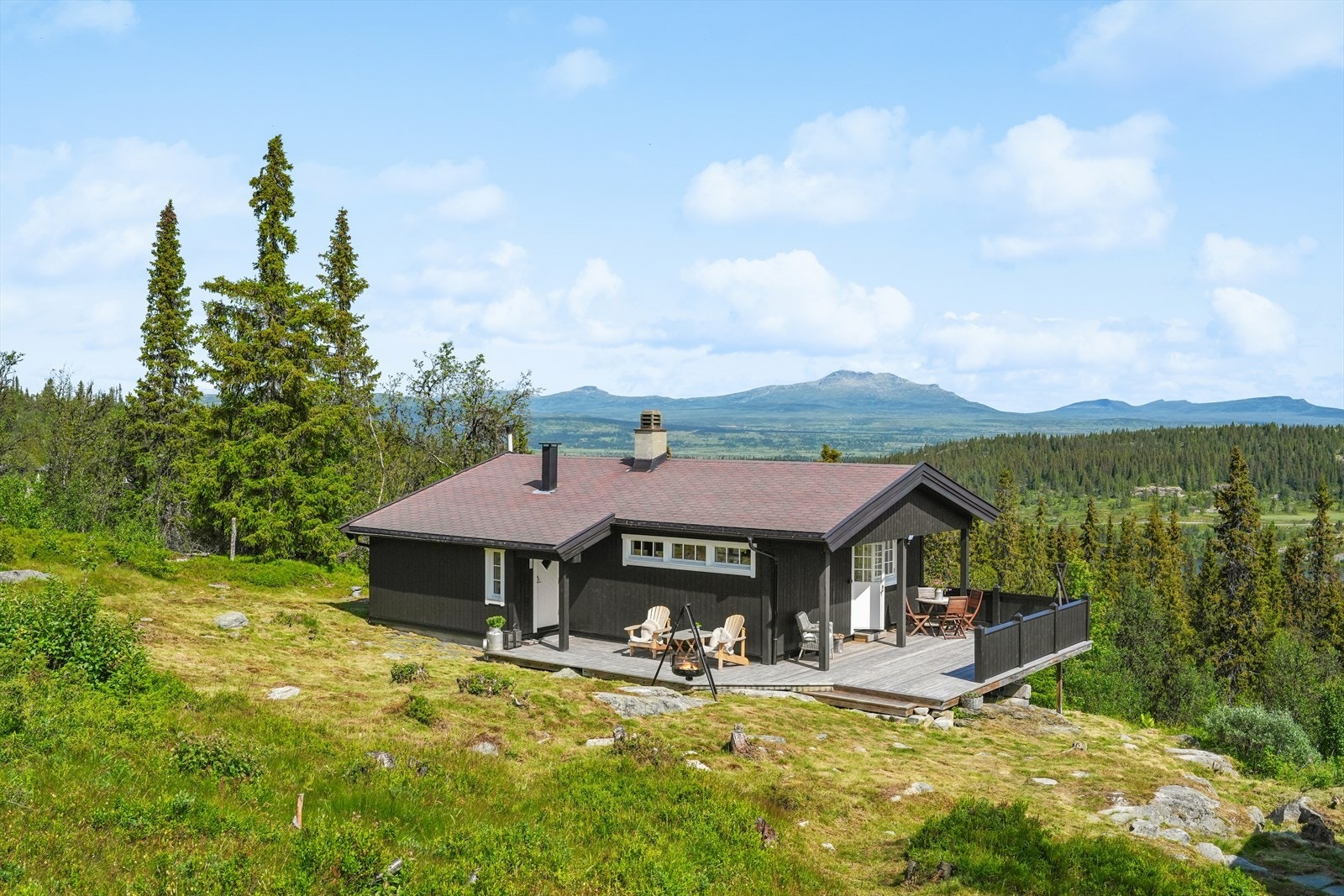 Her får du en hytte med oppgraderte kvaliteter, lune oppholdsrom og et fantastisk utgangspunkt for aktive dager i fjellet. Galleribilde