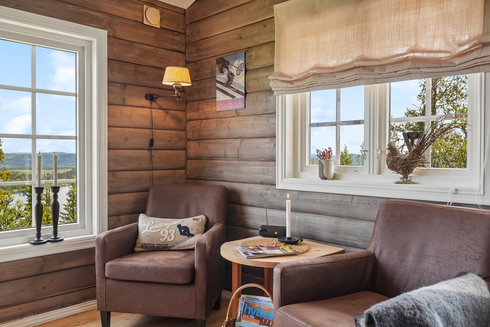 Store vindusflater slipper inn rikelig med dagslys og gir en fantastisk utsikt mot naturen og Rennsennvatnet. Galleribilde