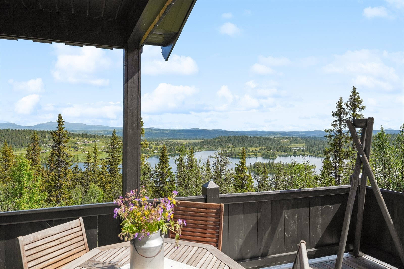 Terrassen blir et naturlig samlingspunkt på fine dager, enten du ønsker å starte dagen med en kopp kaffe eller avslutte kvelden med et godt måltid mens du nyter den flotte utsikten over landskapet. Galleribilde