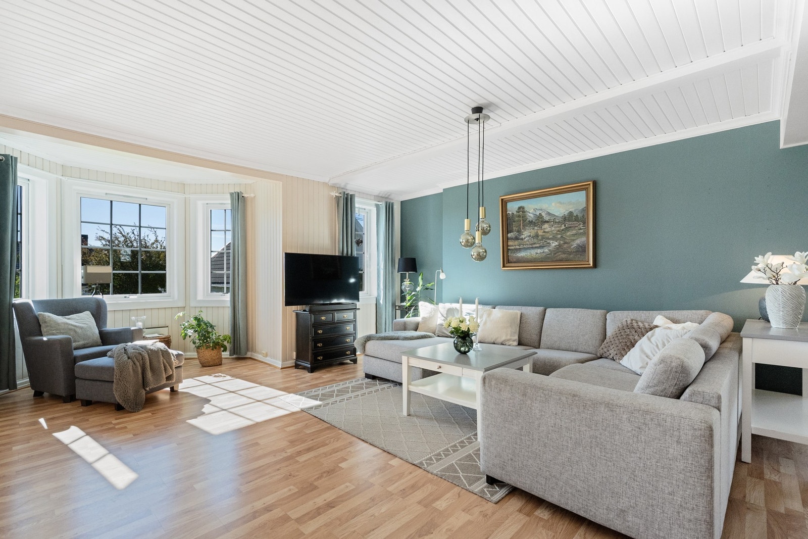 Laminat gulv, tapet og malt panel i stue Galleribilde