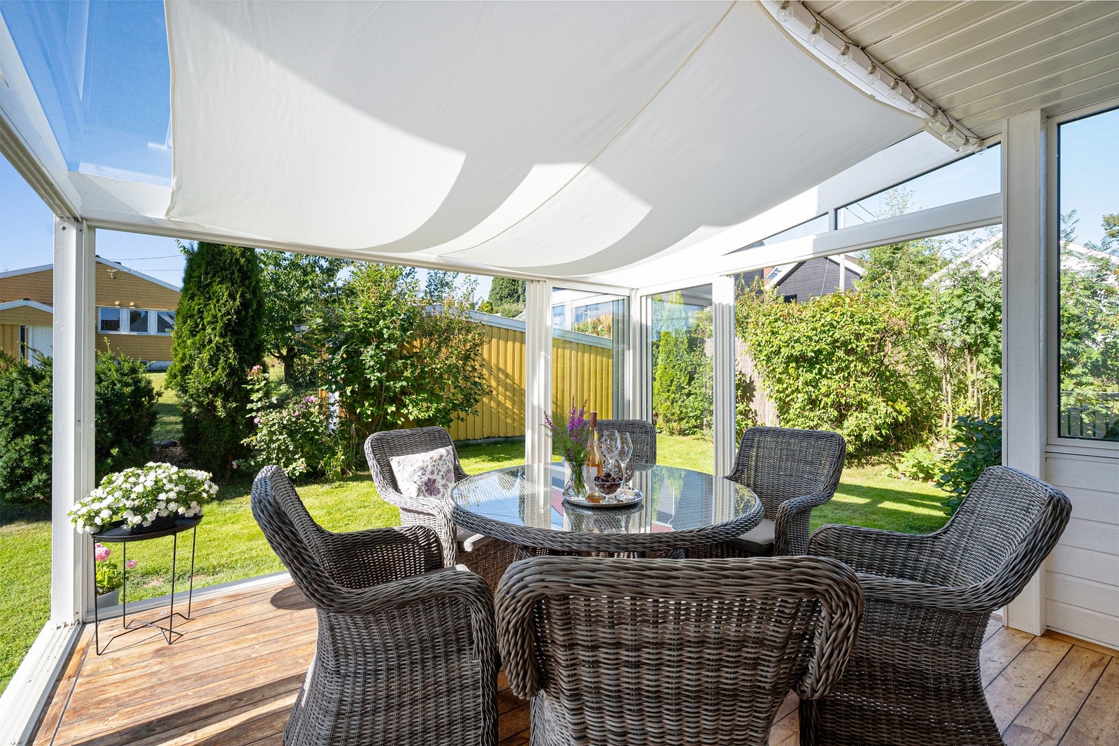 Innglasset del av terrasse med solskjerming Galleribilde