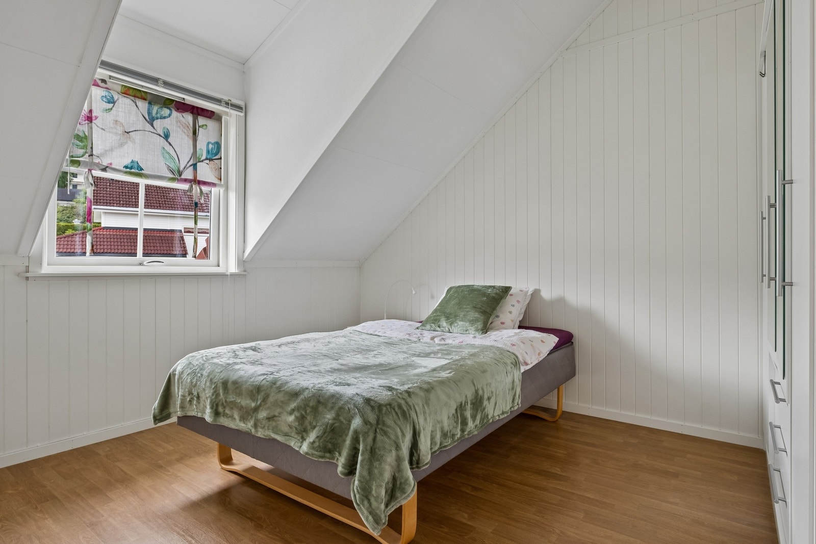 To meget romslige soverom med god plass til garderobe og/eller skrivebord. Soverommene vender mot rolig område uten særlig trafikk. Galleribilde
