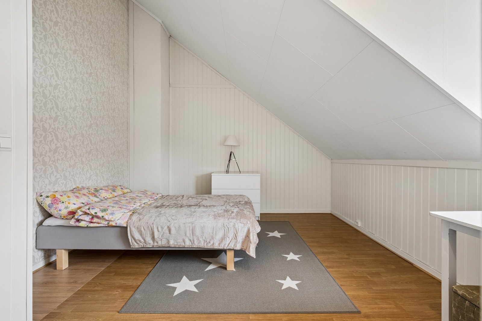 På det største soverommet kan man finne gode løsninger til flere soveplasser om ønskelig. Nabo har innredet hems, og det er meget god plass til f.eks. køyeseng. Galleribilde